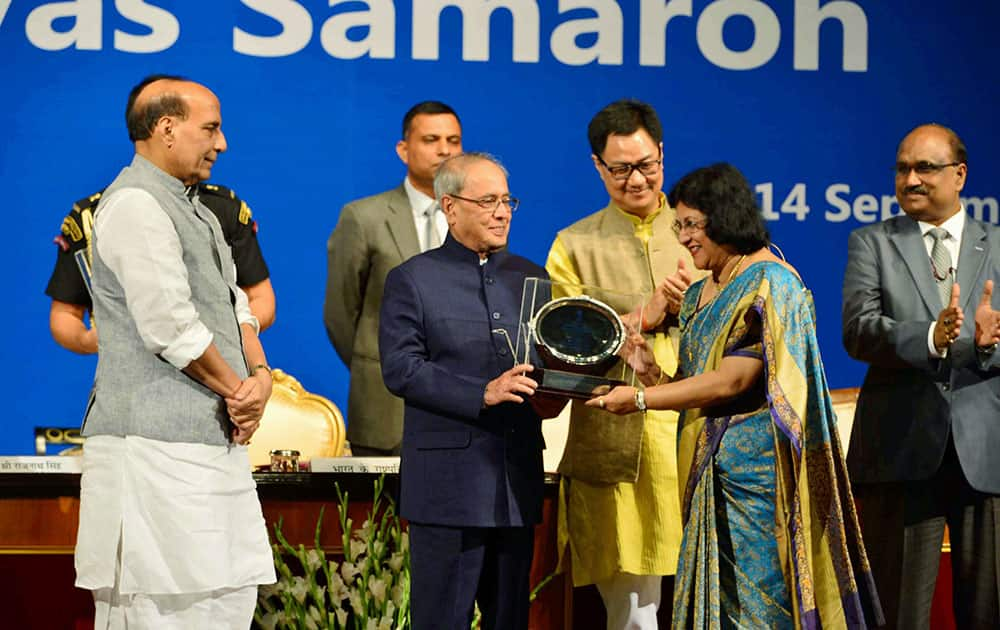 President Pranab Mukherjee present award to SBI chairperson Arundhati Bhattacharya at a Hindi divas samaroh in New Delhi