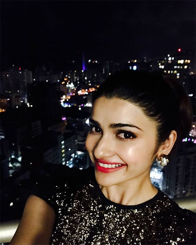 prachi desai :- I have gone on a selfie spree ever since I got @GioneeIndia’s S6s with #SelfieFlash