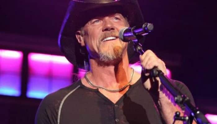 Trace Adkins handing Louisiana show money to flood relief