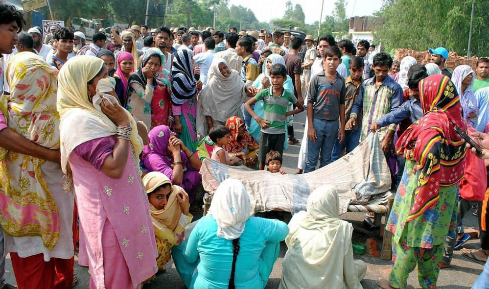 People protest with dead body of a victim