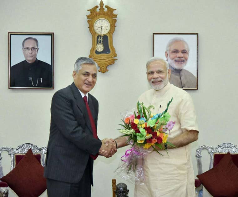 Narendra Modi being greeted by Chief Justice