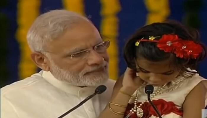 Viral Video: PM Modi picks up &#039;Divyang&#039; girl in arms, does something very cute - MUST WATCH