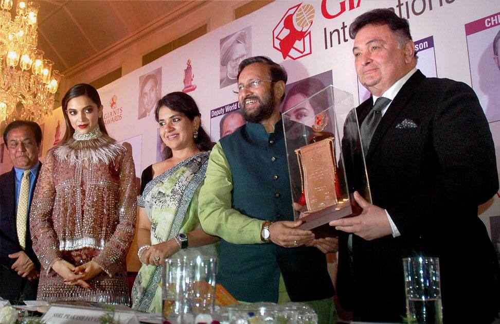 Rishi Kapoor receives an award from Union HRD Mini Rishi Kapoor receives an award from Union HRD Mini