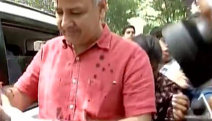 Ink attack on Delhi Deputy CM Manish Sisodia outside LG&#039;s house