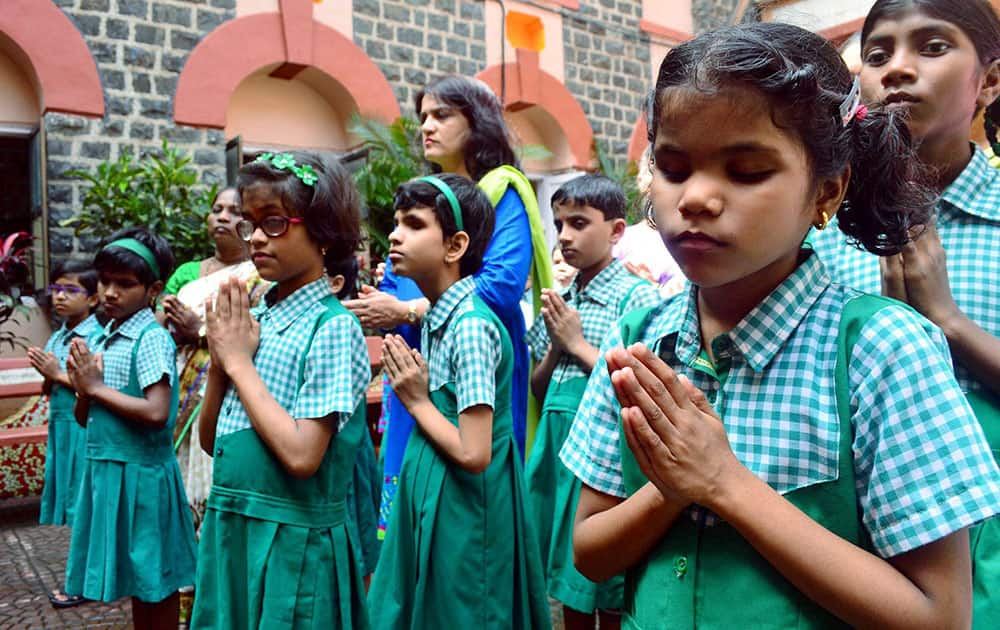 Kamla Mehta Blind school students paying tribute to army jawans, who died in Uri attack, in Mumbai