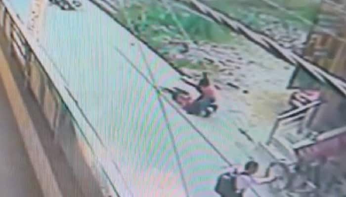 HORRIFIC VIDEO: Stalker stabs 21-year-old woman 22 times on Delhi road with scissors