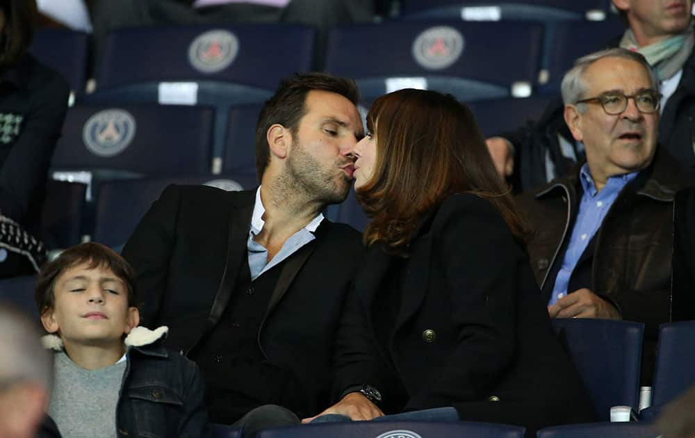 Christophe Michalak kiss his wife Delphine McCarty during the French Ligue 1 match between Paris Saint-Germain and Dijon FCO