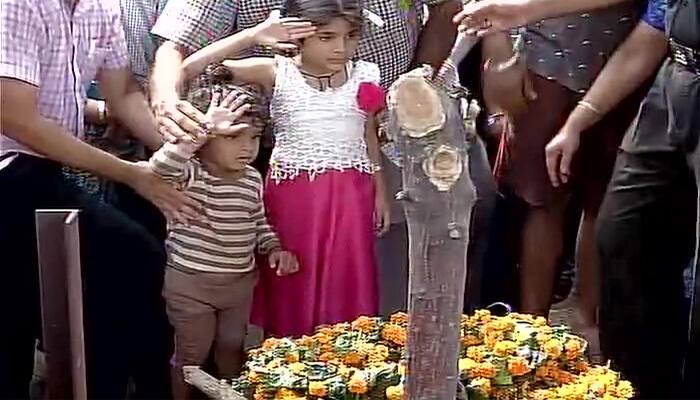 HEARTBREAKING! Amid cries and tears, daughters of martyr Madan Lal pay last respects to father - WATCH