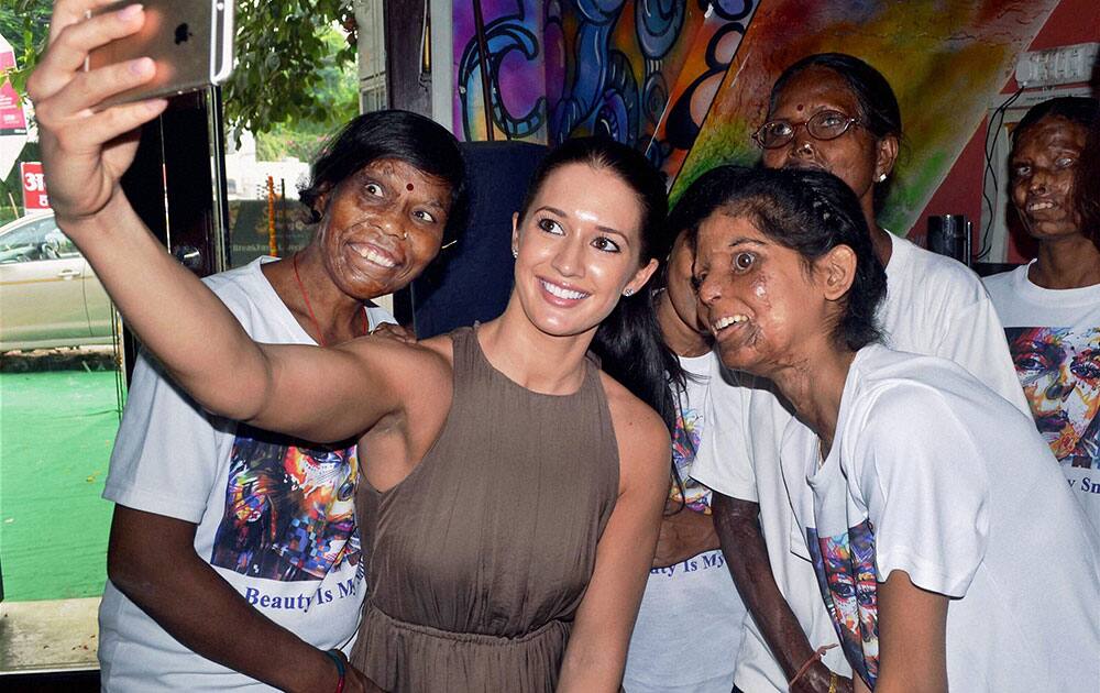 Miss Universe Great Britain 2016 Jaime Lee Faulkner taking selfie with Acid attack survivors