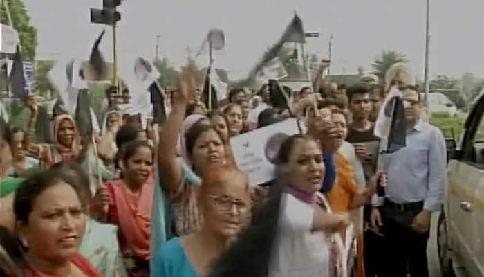 Arvind Kejriwal shown black flags again after landing in Amritsar