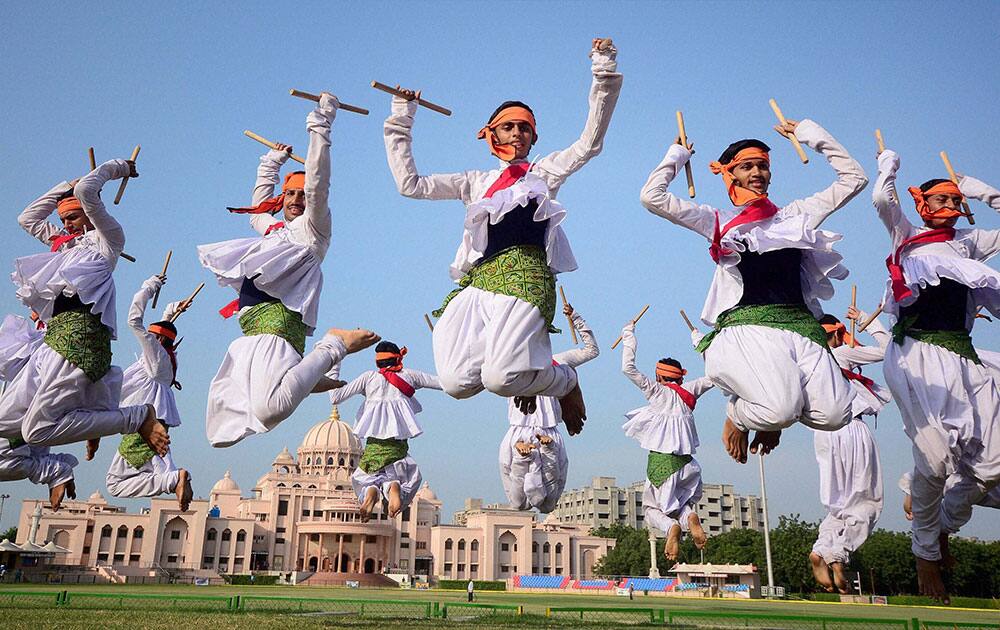 Artists practice Garba in Ahmedabad