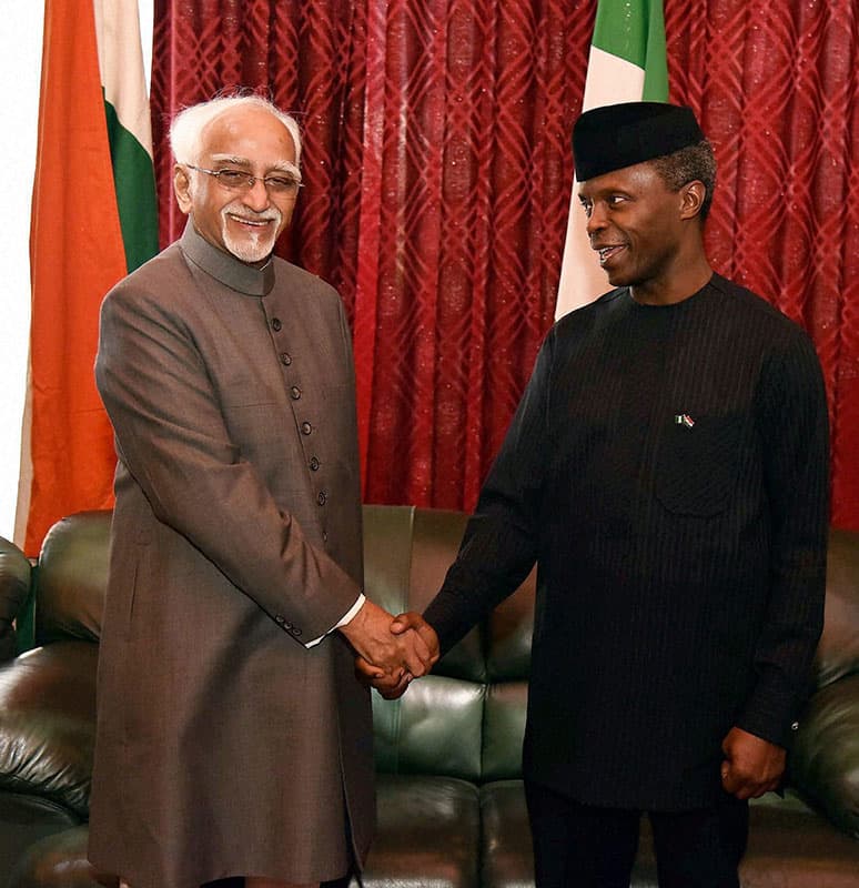 Vice President Hamid Ansari being received by the Vice President of Nigeria,Yemi Osinbajo, on his arrival, at Nnamdi Azikiwe International Airport