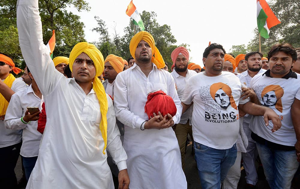 The grandson of Shaheed Bhagat Singh carries the soil of Jallianwala Bagh (Punjab) at India Gate in New Delhi