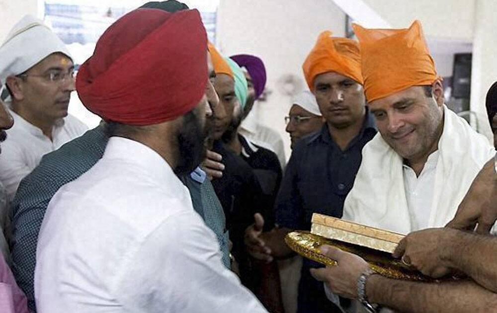 Congress Vice President Rahul Gandhi visits a Guridwara during his Kisan Yatra in Bareilly