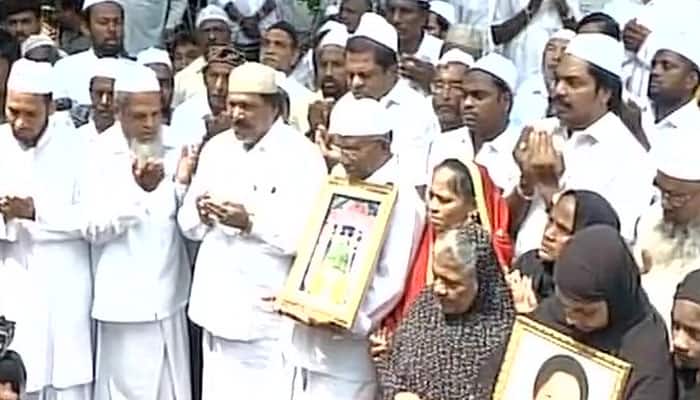 Jayalalitha&#039;s health: Fans, supporters offer prayers for CM&#039;s well-being, AIADMK says she is under &#039;close watch&#039;