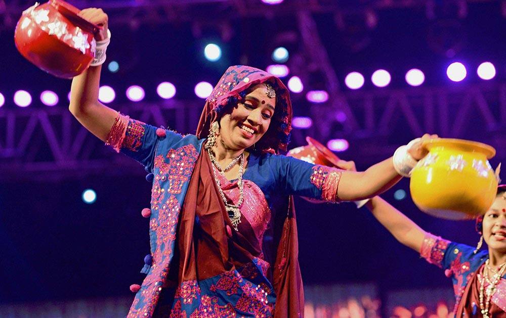 Artists rehearse Garba dance at Vibrant Navratri