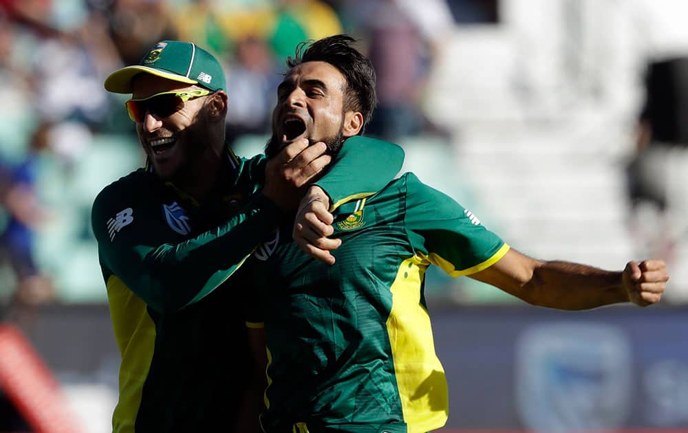 South Africa‚ bowler Imran Tahir celebrates with captain Faf du Plessis, after dismissing Australia‚ batsman David Warner