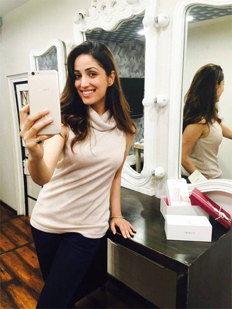 Hey guys..get #OPPOF1s Diwali Limited Edition- Yami Gautam