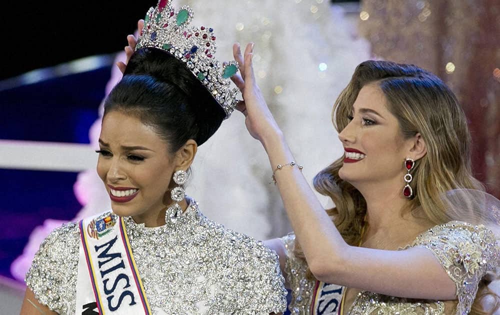 Keysi Sayago, left, from Monagas state, is crowned as Miss Venezuela 2016 by Mariam Habach during the Miss Venezuela beauty pageant