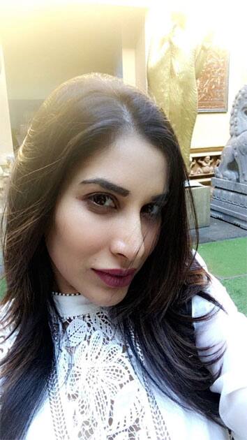 Hi from #Colombo #SriLanka- Sophie Choudry