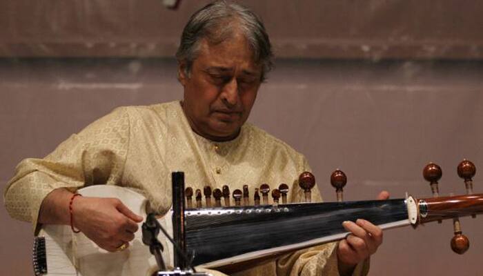 Amjad Ali Khan sings for peace at Lincoln Memorial in Washington 