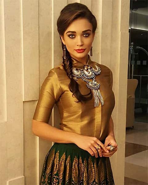 amy jackson :- Last night, before trying out my Garba steps... I hope everyone has had a very Happy Navs! amy jackson :- Last night, before trying out my Garba steps... I hope everyone has had a very Happy Navs!