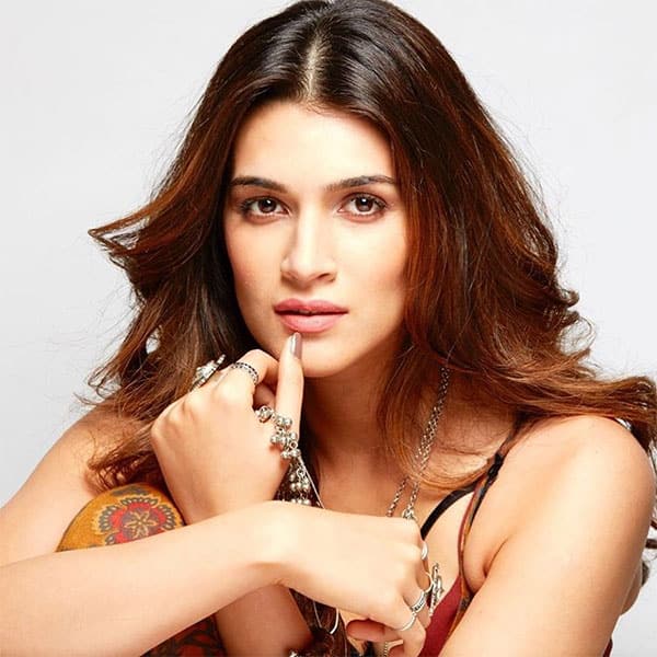 kriti sanon :- Don`t let anyone ever dull your sparkle.. Be you! Be.You.Tiful 