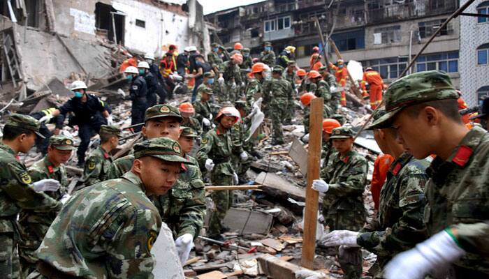 Father`s last embrace saves girl in China building collapse - See pic!