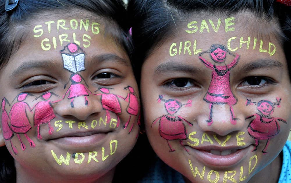 Girls giving away message on saving girl child in Moradabad