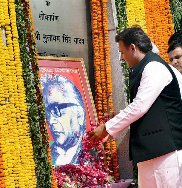 Akhilesh Yadav paying tributes to Dr Ram Manohar Lohia on his death anniversary in Lucknow