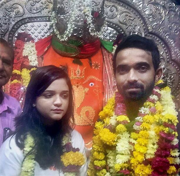 ricketer Anjikya Rahane with wife prays ricketer Anjikya Rahane with wife prays