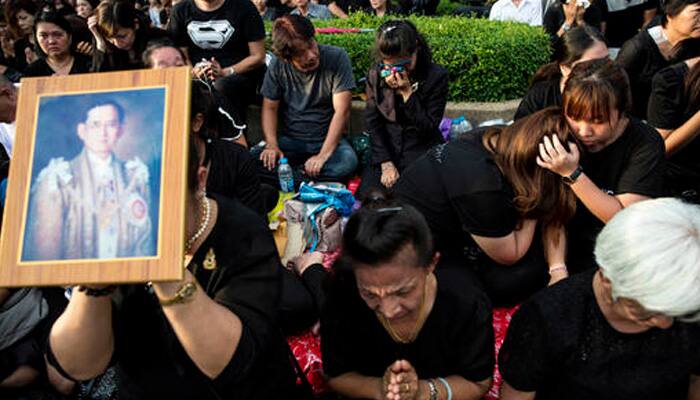 Thai King Bhumibol&#039;s body at Grand Palace for people to pay respect