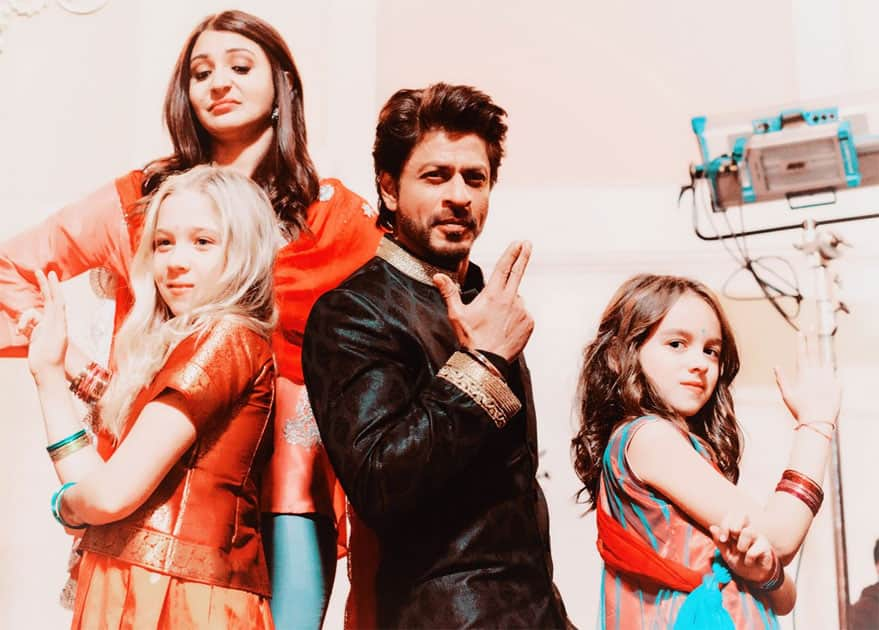 Desi Bond with Videsi lil ladies- Shah Rukh Khan