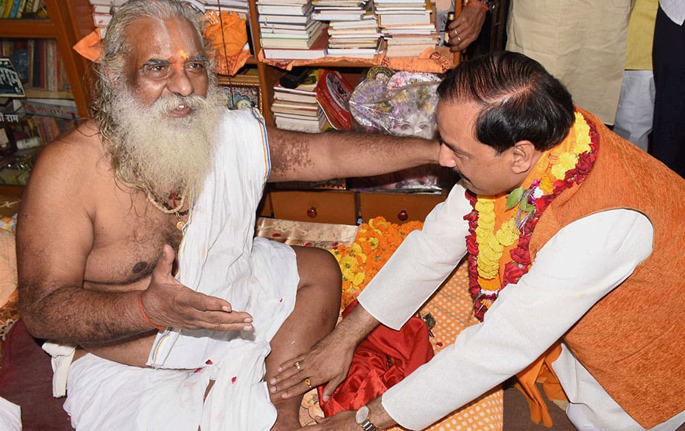 Culture and Tourism Minister Mahesh Sharma seeks blessings of Mahant Nritya Gopal Das Ji in Ayodhya