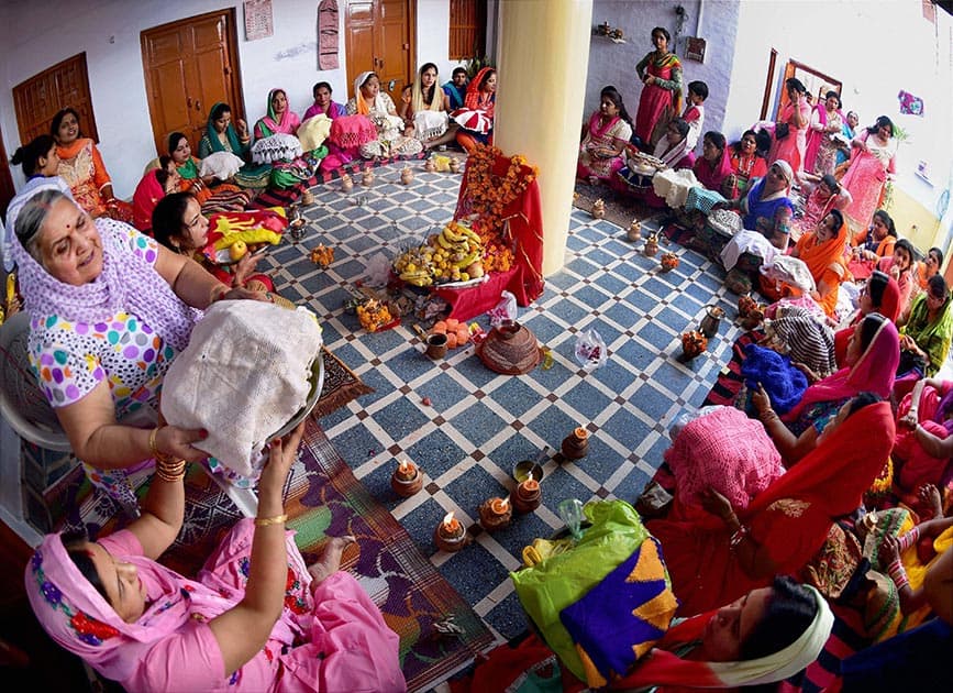 Women performing rituals on the occasion of Karva Chauth