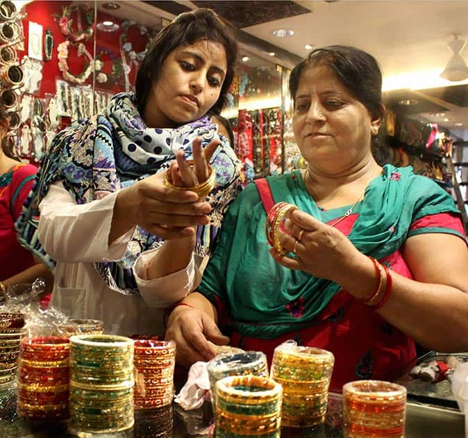 Women buying bangles for Karva Chauth festival