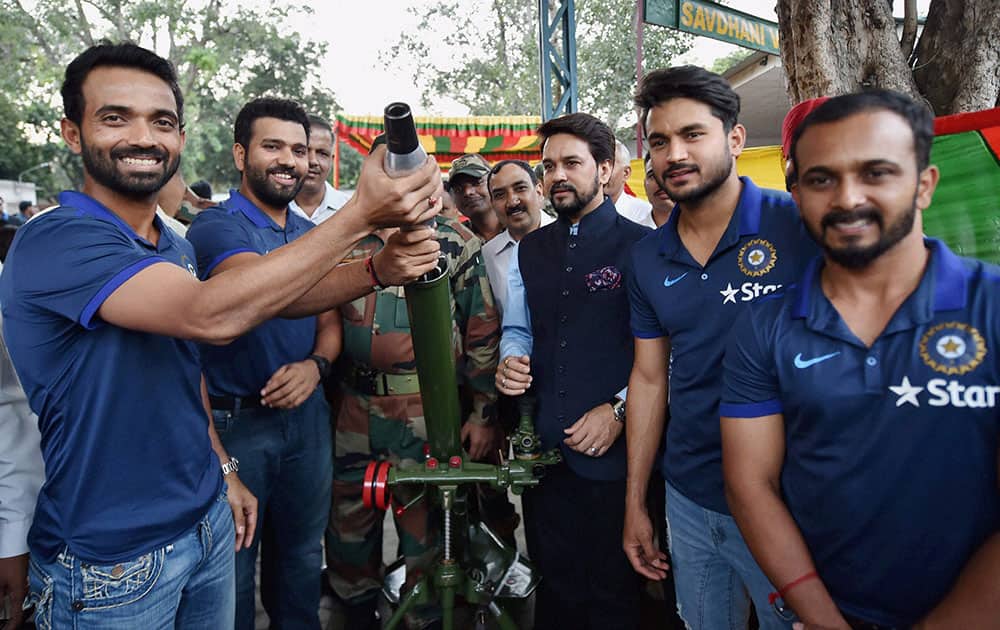 Cricketers spend time with soldiers