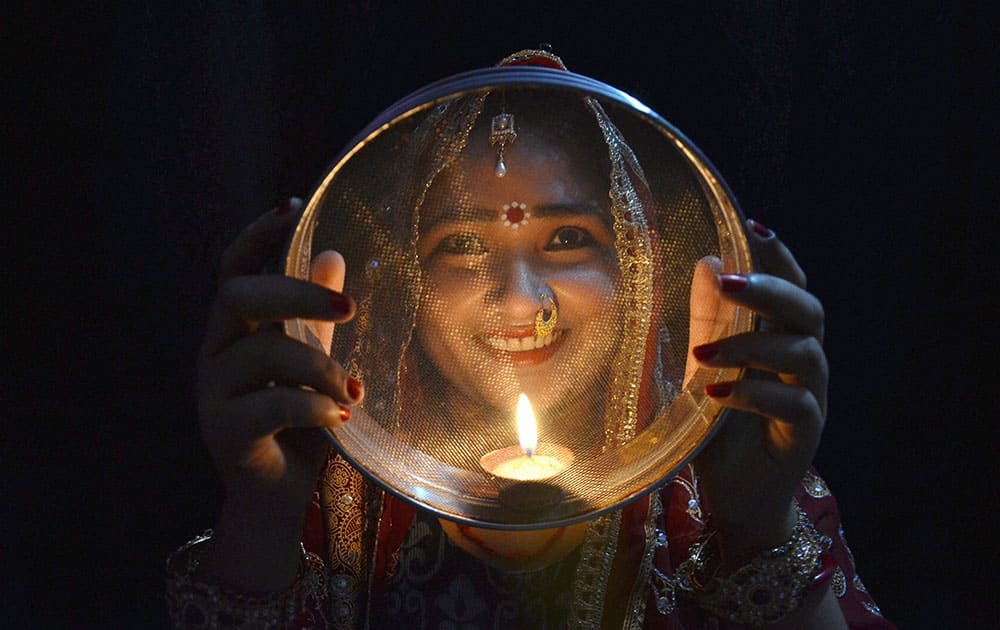 A women performing rituals on the occasion of Karva Chauth in Mirzapur