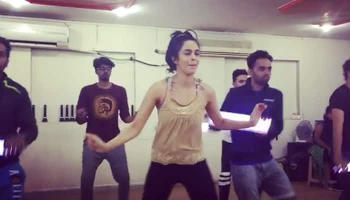 Mallika Sherawat dancing to Katrina Kaif&#039;s &#039;Kala Chashma&#039; is the coolest thing you will WATCH today!