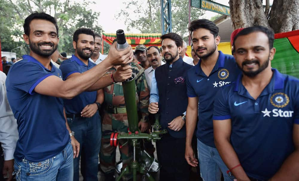 Cricketers spend time with soldiers