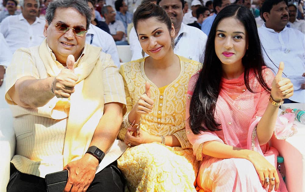 Bollywood director Subhash Ghai and actresses Isha Kopikar and Amruta Rao during a cleanliness drive