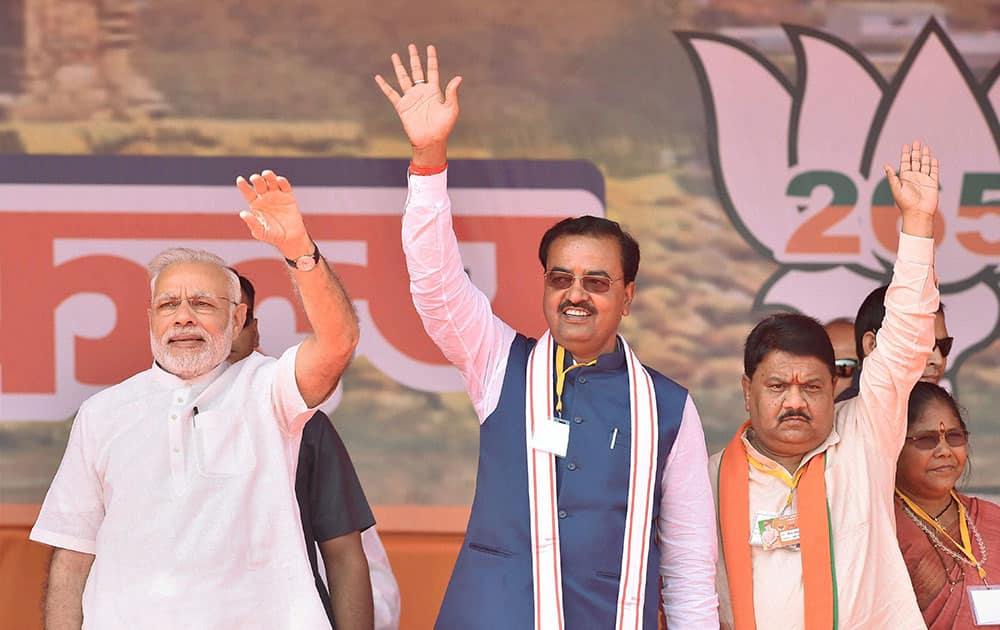 Prime Minister Narendra Modi with UP President Keshav Prasad Maurya waves at crowd during his Parivartan Maharally in Mahoba