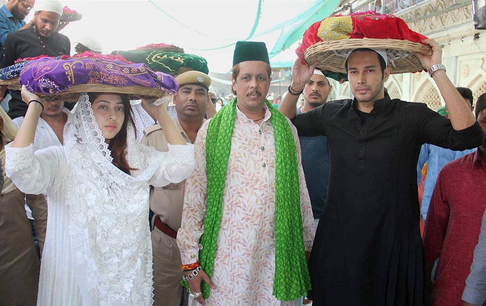 Actor Rajneesh Duggal and actress Sonalika Badoria visit Ajmer shrine