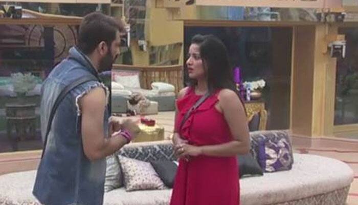 Bigg Boss 10: Manu Punjabi flirts with Bhojpuri actress Monalisa, inmates fail to perform laundry task