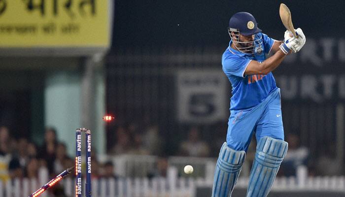 India collapse in MS Dhoni&#039;s Ranchi; New Zealand level series 2-2 with 19-run win