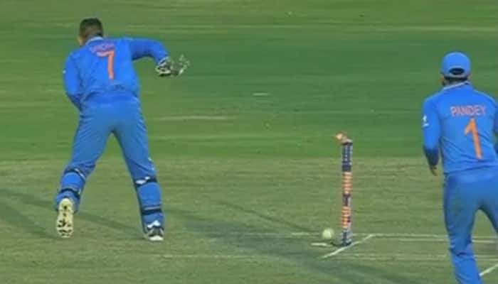 India vs New Zealand: Twitter stunned after watching MS Dhoni&#039;s inhuman &#039;blind&#039; run-out