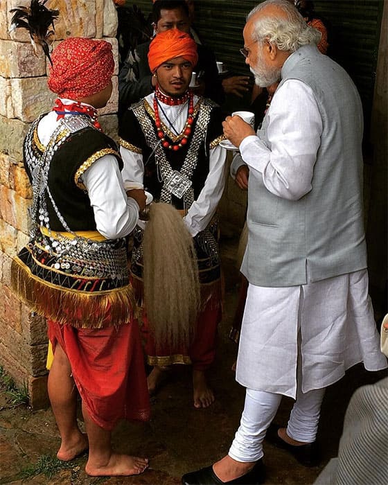 PM Narendra Modi connects with the people through his 'chai pe charcha' campaign