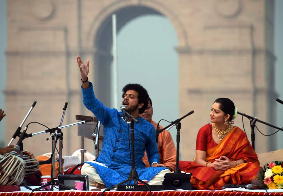 Classical singer Mahesh Kale performing