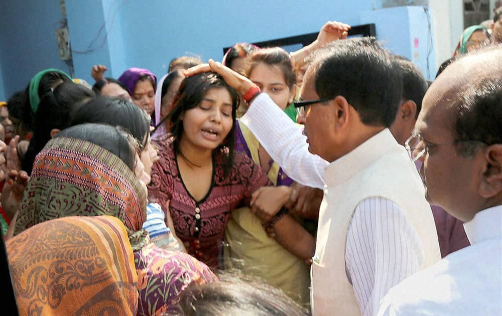 Shivraj Singh Chouhan consoles wailing family member of head warder, Ramashankar Yadav