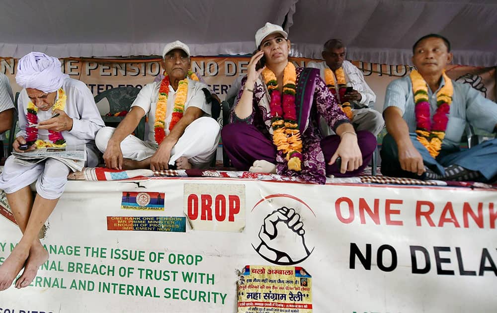 Ex-servicemen protest against the anomalies in the One Rank One Pension (OROP) scheme